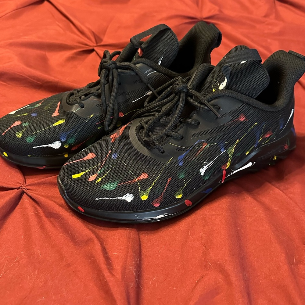 Size 9.5 Men’s athletic shoe